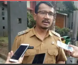 Di Garut, Seorang Guru Lumpuh Usai Divaksin