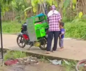 Tidak Ada Uang, Seorang Anak Bengong Melihat Temannya Janjan, Respon San Ibu Bikin Sedih