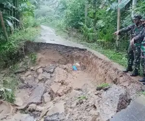 Badan Jalan Penghubung Dua Desa di Abdya Putus Total