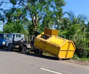 Diberitakan Timbulkan Bau Busuk, DLHK Pidie Jaya Bersihkan Sampah Di Gampong Meue