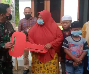 Kodim Aceh Tamiang Serahkan Rumah Bantuan Kepada Janda Enak Anak