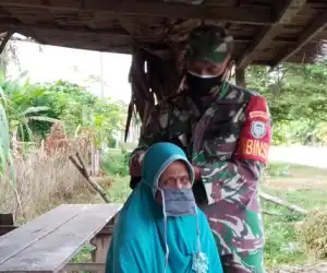 Babinsa Aceh Jaya Sosialisasi Covid-19 Hingga Pakaikan Masker Untuk Lansia