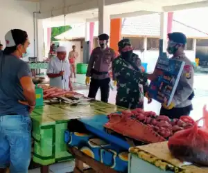 Bersama Brimob Berpakaian Lengkap, Personil Kodim Sambangi Pasar