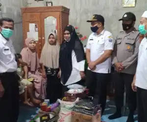 Kadinsos Pidie Jaya Bantu Tenaga Honorer yang Dipecat Kerena Kangker