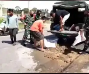 Tangkal Lakalantas Dijalan Raya, TNI Bersama Warga Timbun Jalan Rusak di Abdya