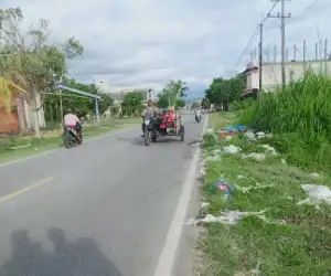 Sampah Berserakan di Pinggir Jalan Nasional Aceh Selatan