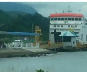 JuPenumpang Rute Laut Labuhan Haji Sinabang Turun