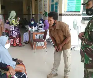 Personil Kodim Abdya Dampingi Vaksinasi Purnawirawan dan Warakawuri