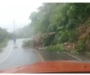 Batu Besar Nyaris Tutup Badan Jalan di Aceh Selatan
