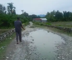Bertahun-tahun Jalan Penghubung Tiga Desa Belum Diaspal