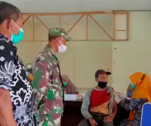 Personil Kodim Aceh Jaya Dampingi Lansia Vaksinasi Massal