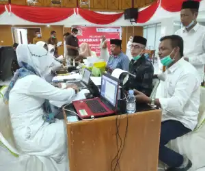 Anggota DPRK Aceh Jaya dan Keluarga Jalani Vaksinasi COVID-19
