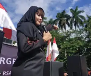 Sering Berseteru dengan Ulama, Akun Twitter Dewi Tanjung Tetiba Hilang