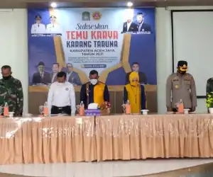 Bupati Aceh Jaya dan Istri Kompak Pakai Batik Pucok Oen Nilam