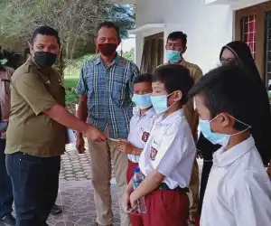 PT BSP Salurkan Beasiswa kepada Murid dari Keluarga Kurang Mampu