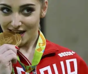 Mengapa Atlet Suka Gigit Medali saat Foto di Podium? Ini Sejarahnya