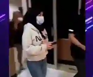 Kagura! Berbikini di Depan Umun, Berhijab Saat Ditangkap Polisi