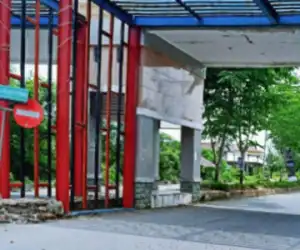Memalukan! Median Jalan di Pusat Pemerintahan Rusak Berat
