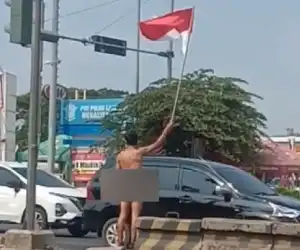Geger! Hanya Pakai Popok, Pria Ini Kibarkan Bendera Merah Putih