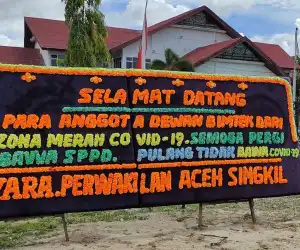 Anggota DPRK Disambut Papan Bunga, Isinya Bikin Nyesak