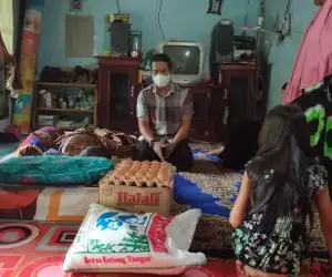Karang Taruna Kunjungi Warga Lumpuh dan Penderita Diabetes