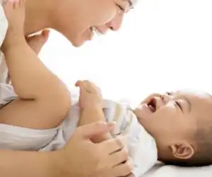 Ini Alasan Kenapa Bayi Suka Tersenyum
