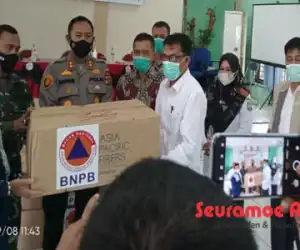BNPB Melalui BPBK Abdya Serahkan Ribuan Masker Kepada Para Camat