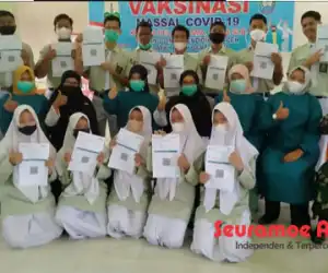 Siswa SMAN 1 Blangpidie Abdya Jalani Vaksinasi Covid-19