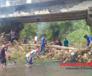 BPBK, Tagana dan Warga Bersihkan Sampah di Bawah Jembatan