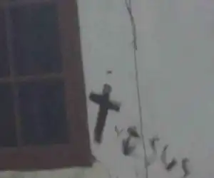 Kapalo! Dinding Rumah Ustadz Digambar Salib dan Tulisan Yesus