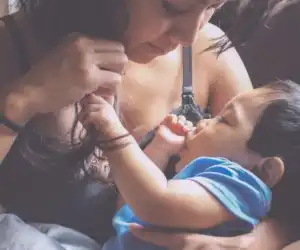 Bunda Mesti Tau! 4 Tips Hentikan Kebiasaan Anak Isap Jempol