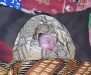 Bayi Masih Hidup Dibuang di Pinggir Sungai