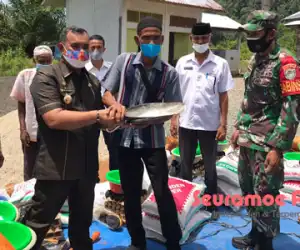 Bupati Aceh Jaya Serahkan Bansos kepada 43 KK Komunitas Adat Terpencil