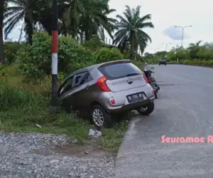 Mobil KIA BL 1744 AV Masuk Parit di Suka Makmue Nagan Raya