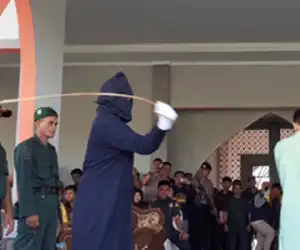 Pasangan Selingkuh di Abdya Dicambuk 100 Kali