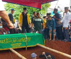 Artis Vanessa Angel dan Suami Dimakam Satu Lahad