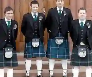 Kagura! Murid dan Guru Laki-laki "Dipaksa" Pakai Rok