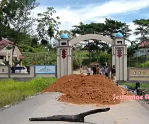 Jalan Pintu Gerbang Kantor Cabdin Pendidikan Aceh Di Abdya Diblokir OTK