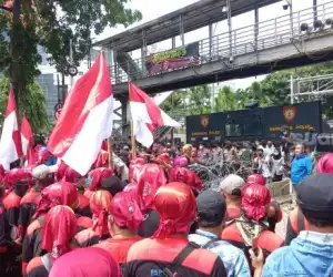 Massa Koyak Kawat Duri dan Terobos Barikade Polisi