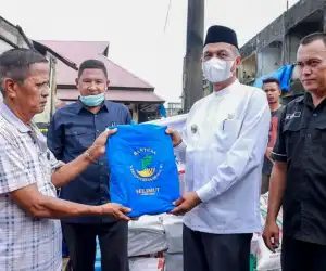 Bupati Nagan Raya Salurkan Bantuan Masa Panik