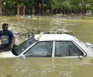 Bukan Santai, Pria Ini Terjebak Banjir Bandang di Malaysia