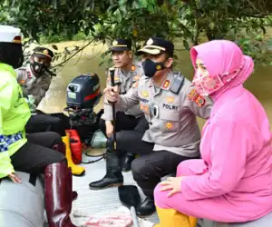 Bocah Terseret Banjir, Kapolres Aceh Timur Beri Bantuan