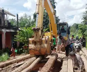 Abutment Jembatan Roboh, Polisi Buat Lantai Darurat