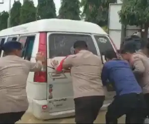Terjebak Banjir, Kapolres Dorong Angkutan Umum
