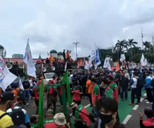 Masa Buruh Geruduk DPR, Ini Empat Tuntutannya