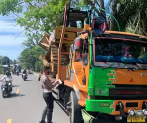 Polisi Tindak Truk Bermuatan Melebihi Tonase