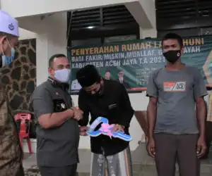 Bupati Aceh Jaya Serahkan Kunci Rumah Kepada 43 Penerima Manfaat