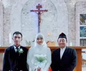 Mempelai Wanita Muslim Ikut Pemberkatan di Gereja