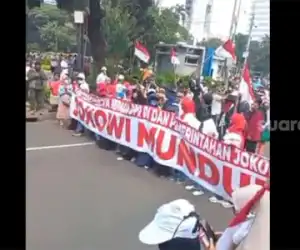 Emak-emak Bawa Spanduk Bertulis “Jokowi Mundur”