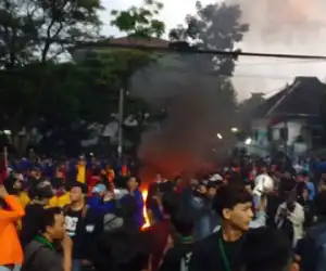 Aksi di Depan Gedung DPRD Jawa Barat Memanas
